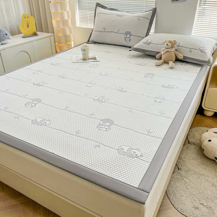 91家纺网 家纺一手货源 找家纺 凯罗 2026新款可水洗凉豆豆夏季席子凉席三件套 敦敦熊--蓝灰