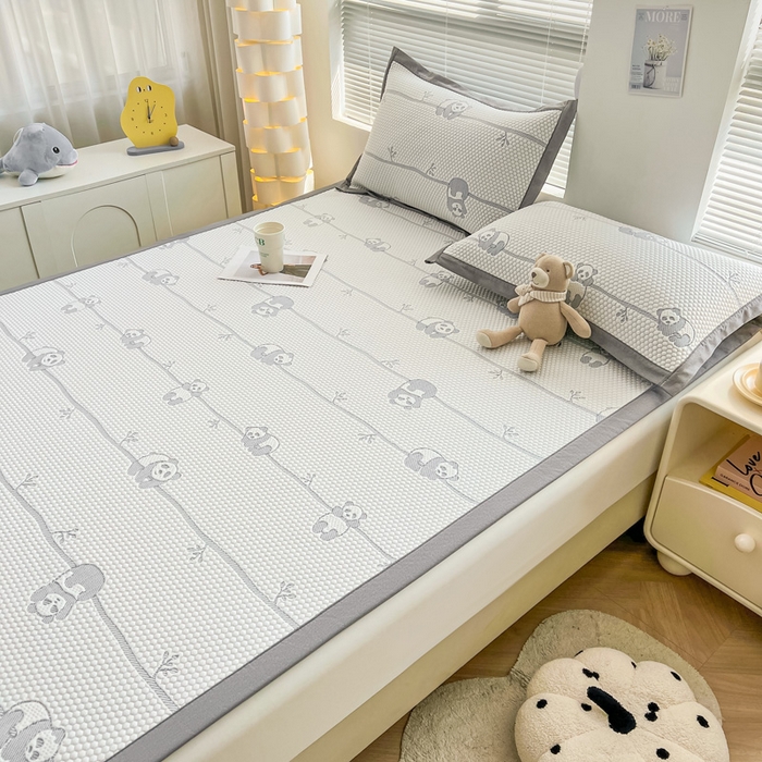 91家纺网 家纺一手货源 找家纺 凯罗 2026新款可水洗凉豆豆夏季席子凉席三件套 敦敦熊--蓝灰