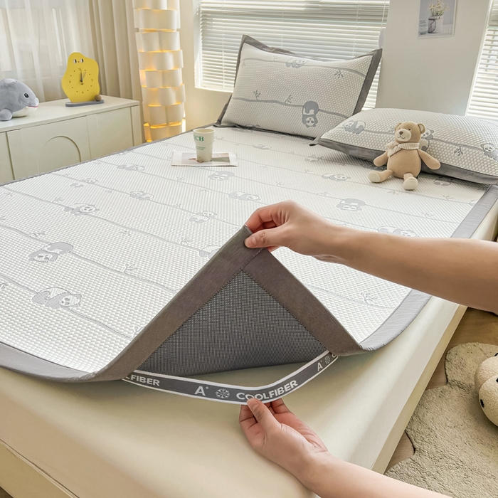 91家纺网 家纺一手货源 找家纺 凯罗 2026新款可水洗凉豆豆夏季席子凉席三件套 敦敦熊--蓝灰