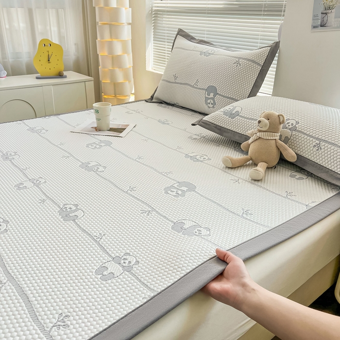 91家纺网 家纺一手货源 找家纺 凯罗 2026新款可水洗凉豆豆夏季席子凉席三件套 敦敦熊--蓝灰