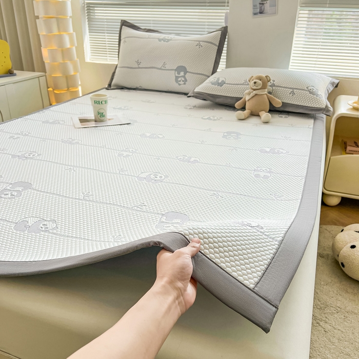 91家纺网 家纺一手货源 找家纺 凯罗 2026新款可水洗凉豆豆夏季席子凉席三件套 敦敦熊--蓝灰