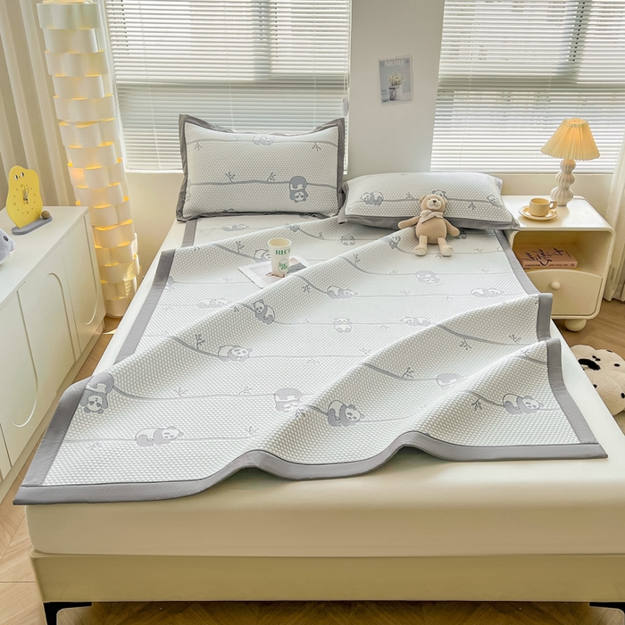 91家纺网 家纺一手货源 找家纺 凯罗 2026新款可水洗凉豆豆夏季席子凉席三件套 敦敦熊--蓝灰