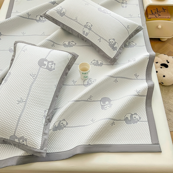 91家纺网 家纺一手货源 找家纺 凯罗 2026新款可水洗凉豆豆夏季席子凉席三件套 敦敦熊--蓝灰