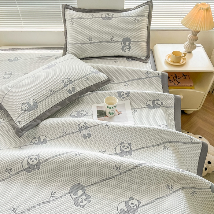 91家纺网 家纺一手货源 找家纺 凯罗 2026新款可水洗凉豆豆夏季席子凉席三件套 敦敦熊--蓝灰