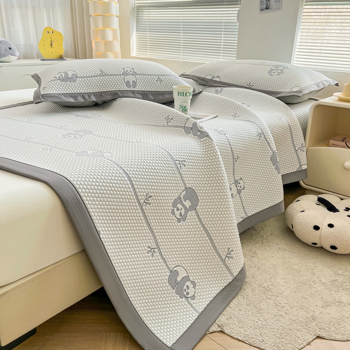 91家纺网 家纺一手货源 找家纺 凯罗 2026新款可水洗凉豆豆夏季席子凉席三件套 敦敦熊--蓝灰