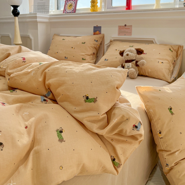 91家纺网 家纺一手货源 找家纺 亿梵家居 2025新款A类母婴级有氧全棉纯棉双层纱纯棉印花四件套-叠拍图腊肠狗-咖