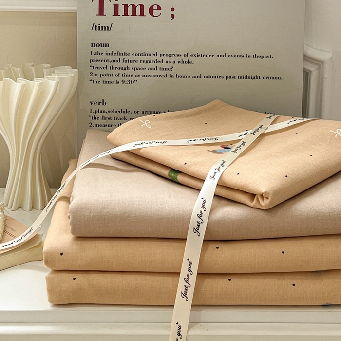 91家纺网 家纺一手货源 找家纺 亿梵家居 2025新款A类母婴级有氧全棉纯棉双层纱纯棉印花四件套-叠拍图腊肠狗-咖