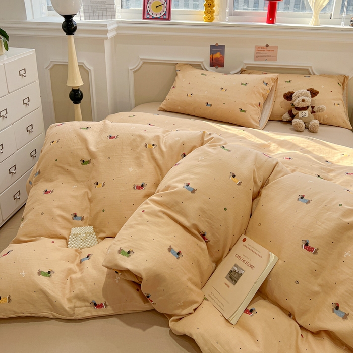 91家纺网 家纺一手货源 找家纺 亿梵家居 2025新款A类母婴级有氧全棉纯棉双层纱纯棉印花四件套-叠拍图腊肠狗-咖