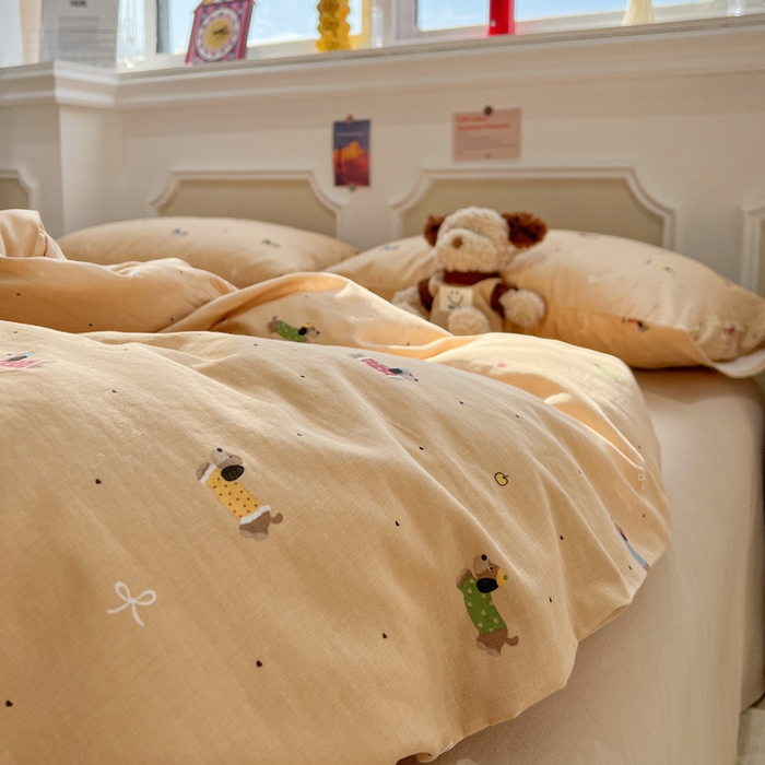 91家纺网 家纺一手货源 找家纺 亿梵家居 2025新款A类母婴级有氧全棉纯棉双层纱纯棉印花四件套-叠拍图腊肠狗-咖