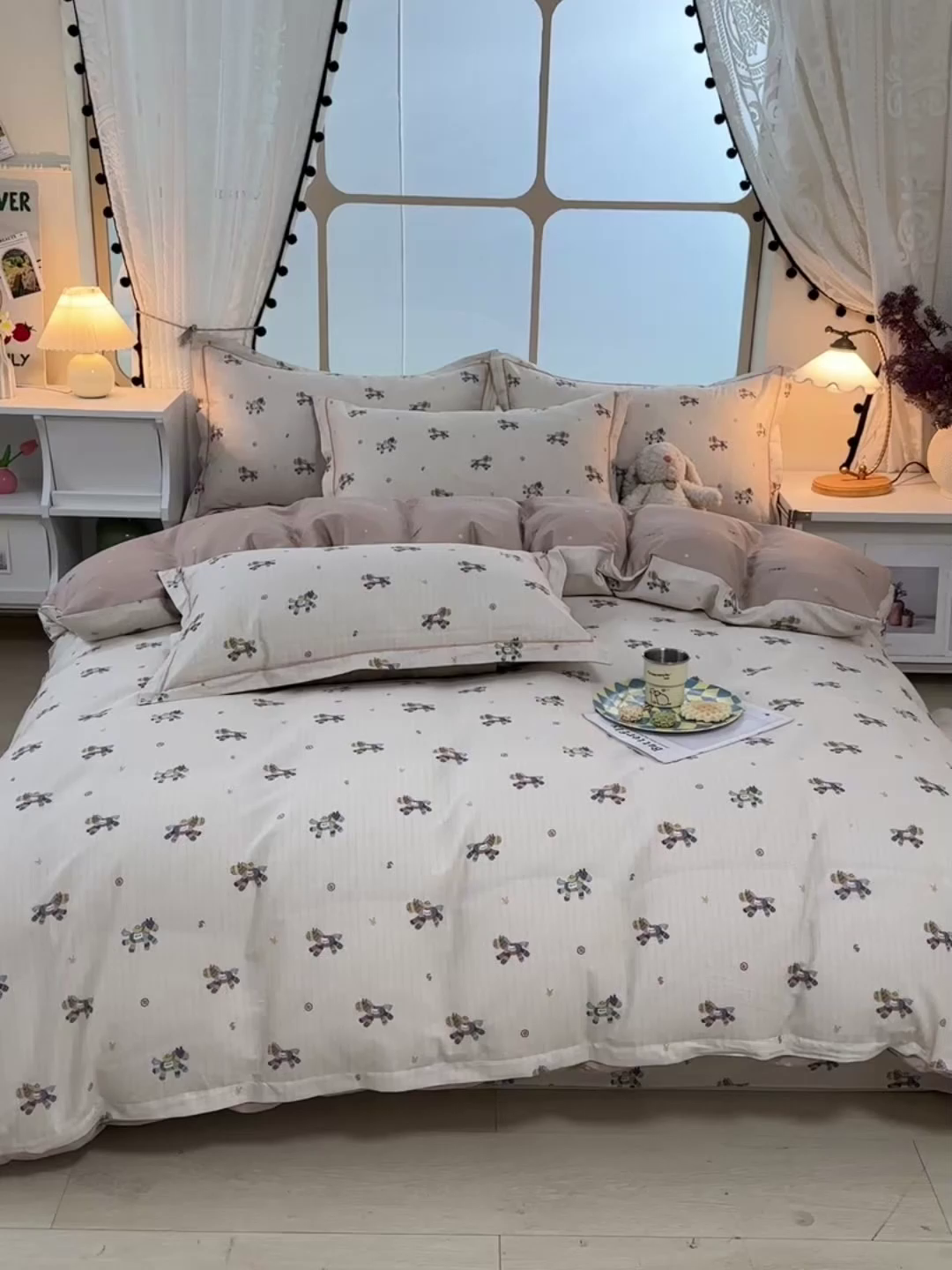 91家纺网 家纺一手货源 找家纺 绘萱家居 2026直播爆款一字绣吊边款纯棉100%全棉四件套印花百分百（喷气高品质） 小马浅浅