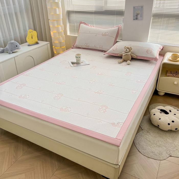 91家纺网 家纺一手货源 找家纺 凯罗 2026新款可水洗凉豆豆夏季席子凉席三件套 敦敦熊--浅粉