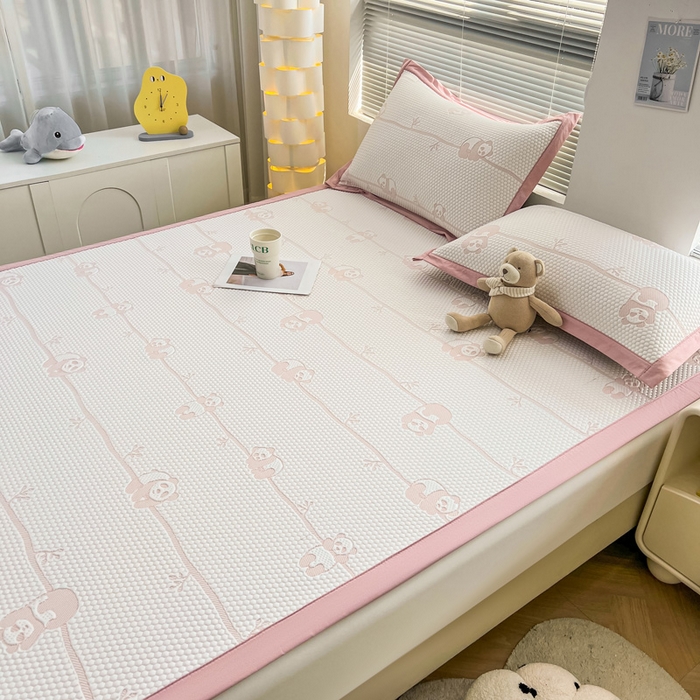 91家纺网 家纺一手货源 找家纺 凯罗 2026新款可水洗凉豆豆夏季席子凉席三件套 敦敦熊--浅粉