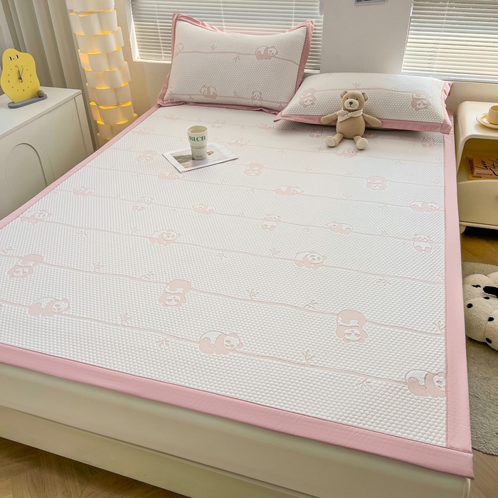 91家纺网 家纺一手货源 找家纺 凯罗 2026新款可水洗凉豆豆夏季席子凉席三件套 敦敦熊--浅粉