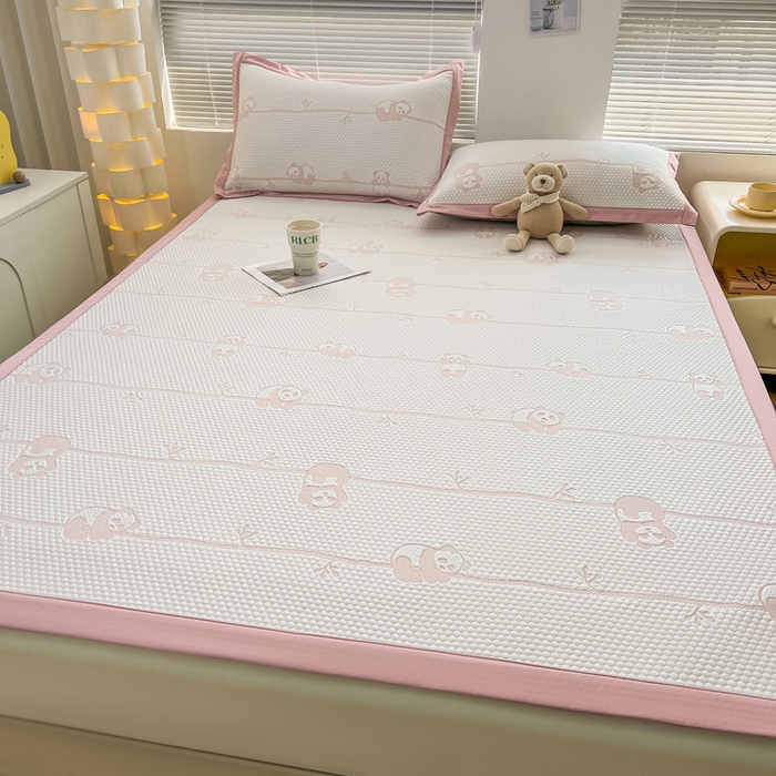 91家纺网 家纺一手货源 找家纺 凯罗 2026新款可水洗凉豆豆夏季席子凉席三件套 敦敦熊--浅粉