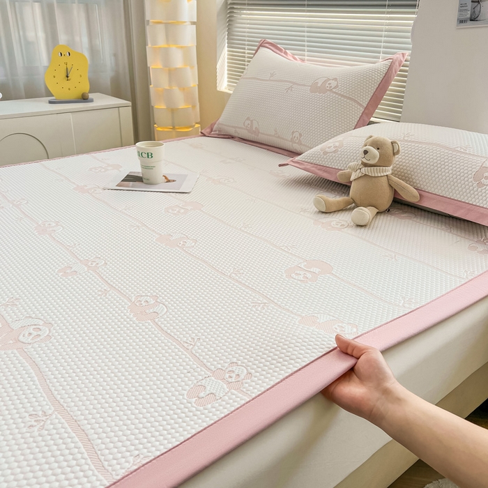 91家纺网 家纺一手货源 找家纺 凯罗 2026新款可水洗凉豆豆夏季席子凉席三件套 敦敦熊--浅粉