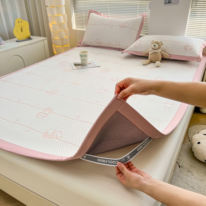 91家纺网 家纺一手货源 找家纺 凯罗 2026新款可水洗凉豆豆夏季席子凉席三件套 敦敦熊--浅粉