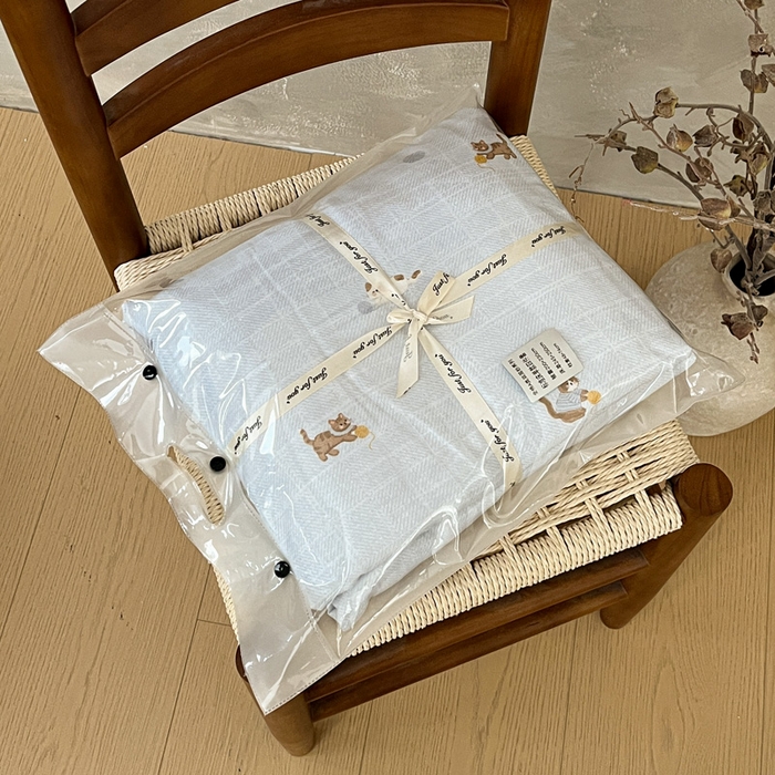 91家纺网 家纺一手货源 找家纺 亿梵家居 2025新款A类母婴级有氧全棉纯棉双层纱纯棉印花四件套-叠拍图猫咪绣球