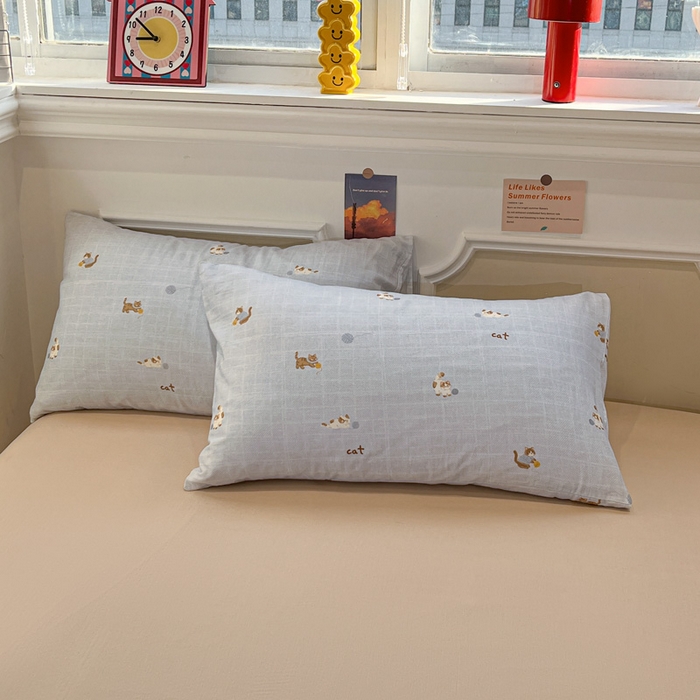 91家纺网 家纺一手货源 找家纺 亿梵家居 2025新款A类母婴级有氧全棉纯棉双层纱纯棉印花四件套-叠拍图猫咪绣球