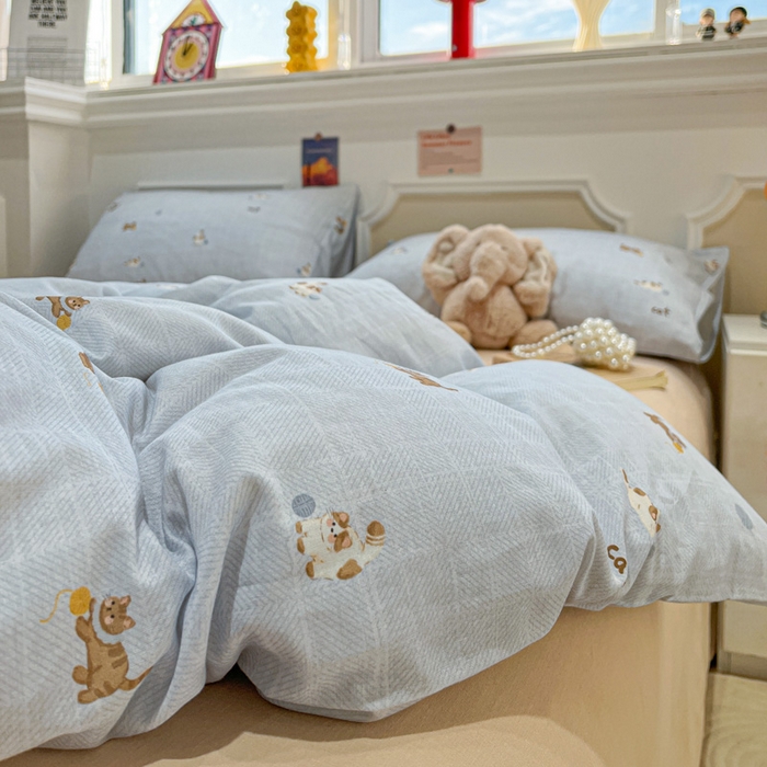 91家纺网 家纺一手货源 找家纺 亿梵家居 2025新款A类母婴级有氧全棉纯棉双层纱纯棉印花四件套-叠拍图猫咪绣球