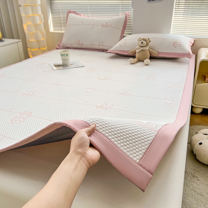 91家纺网 家纺一手货源 找家纺 凯罗 2026新款可水洗凉豆豆夏季席子凉席三件套 敦敦熊--浅粉