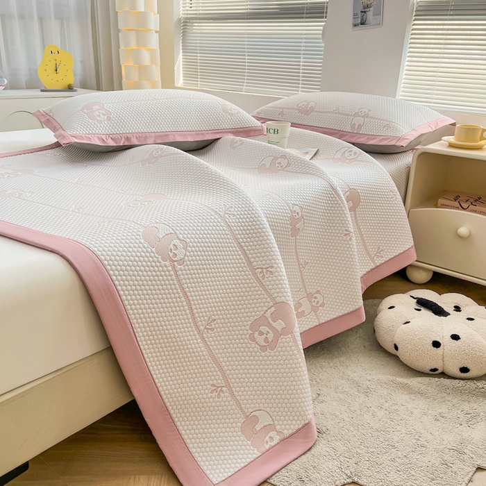 91家纺网 家纺一手货源 找家纺 凯罗 2026新款可水洗凉豆豆夏季席子凉席三件套 敦敦熊--浅粉