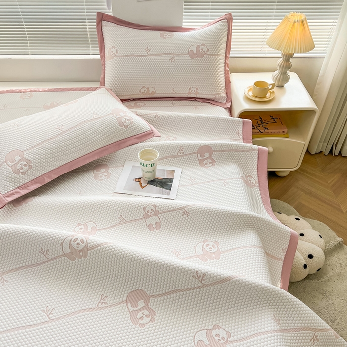 91家纺网 家纺一手货源 找家纺 凯罗 2026新款可水洗凉豆豆夏季席子凉席三件套 敦敦熊--浅粉