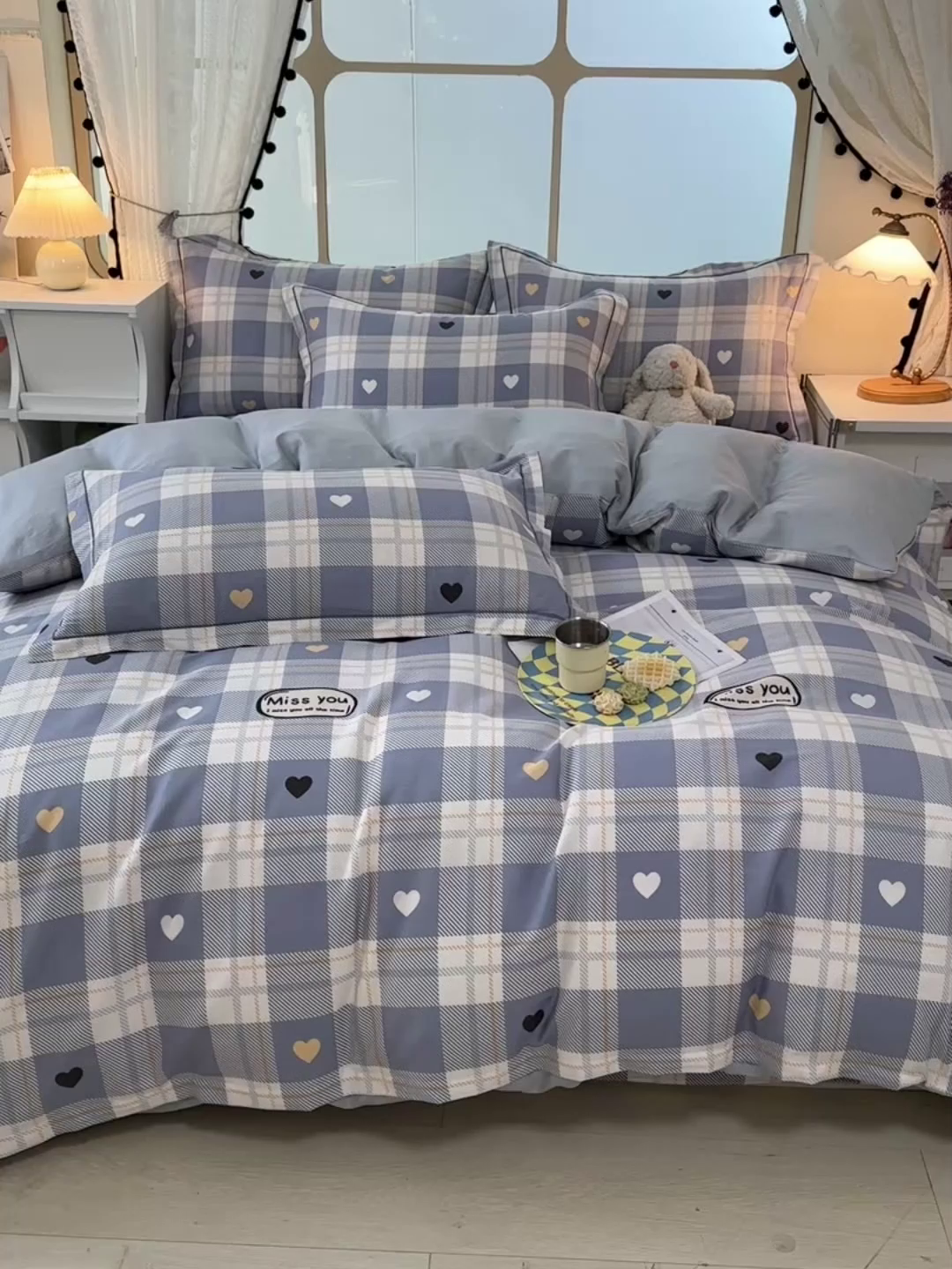 91家纺网 家纺一手货源 找家纺 绘萱家居 2026直播爆款一字绣吊边款纯棉100%全棉四件套印花百分百（喷气高品质） 心晴格语