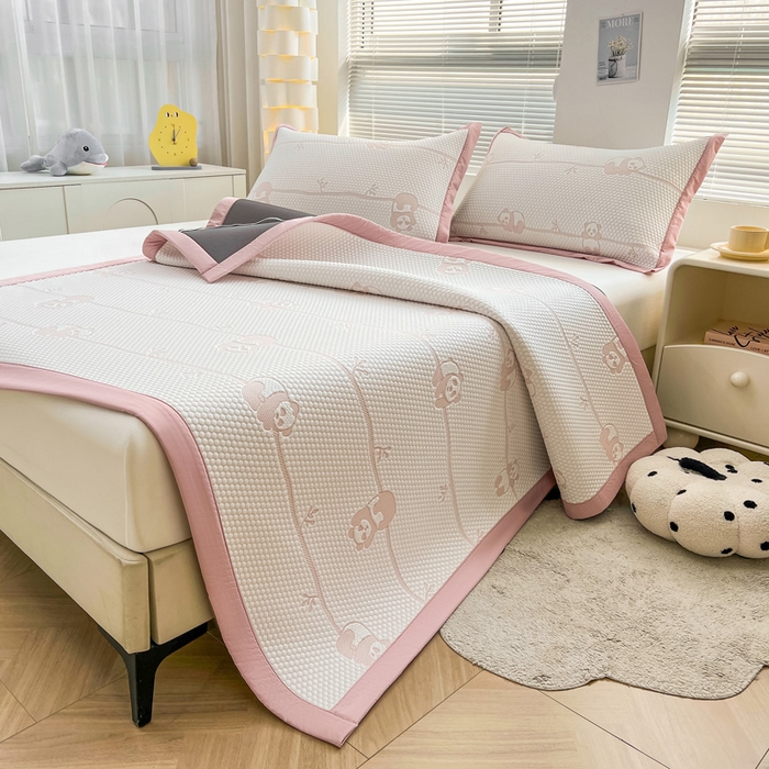 91家纺网 家纺一手货源 找家纺 凯罗 2026新款可水洗凉豆豆夏季席子凉席三件套 敦敦熊--浅粉