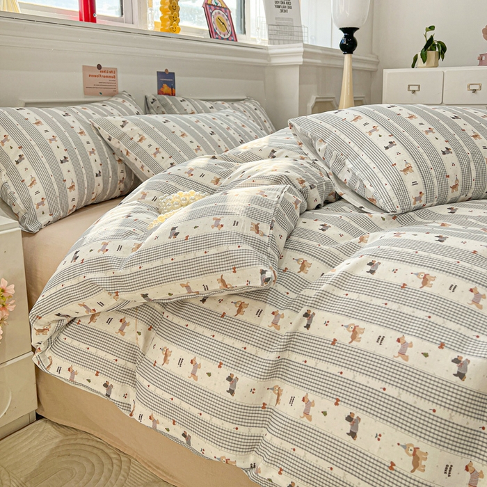 91家纺网 家纺一手货源 找家纺 亿梵家居 2025新款A类母婴级有氧全棉纯棉双层纱纯棉印花四件套-叠拍图浅条小狗