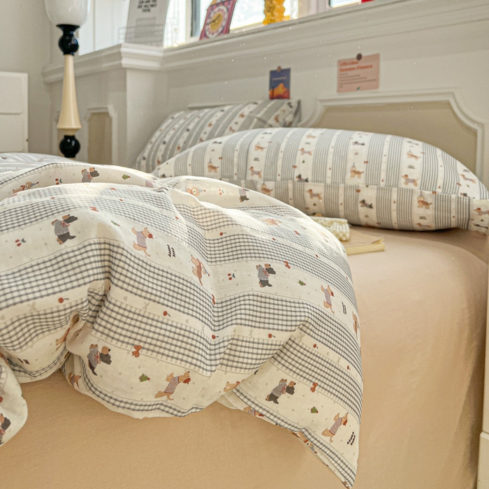 91家纺网 家纺一手货源 找家纺 亿梵家居 2025新款A类母婴级有氧全棉纯棉双层纱纯棉印花四件套-叠拍图浅条小狗