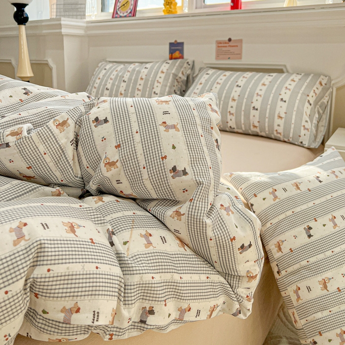 91家纺网 家纺一手货源 找家纺 亿梵家居 2025新款A类母婴级有氧全棉纯棉双层纱纯棉印花四件套-叠拍图浅条小狗