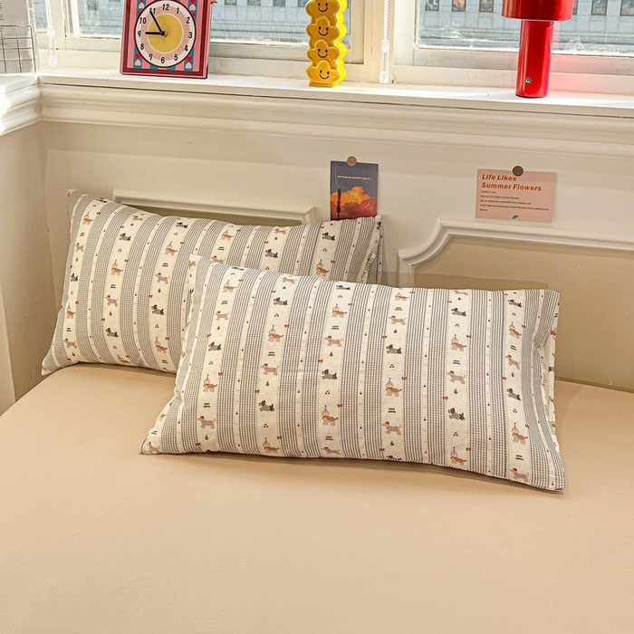 91家纺网 家纺一手货源 找家纺 亿梵家居 2025新款A类母婴级有氧全棉纯棉双层纱纯棉印花四件套-叠拍图浅条小狗