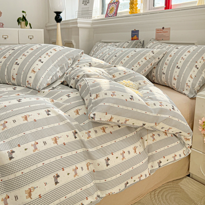 91家纺网 家纺一手货源 找家纺 亿梵家居 2025新款A类母婴级有氧全棉纯棉双层纱纯棉印花四件套-叠拍图浅条小狗