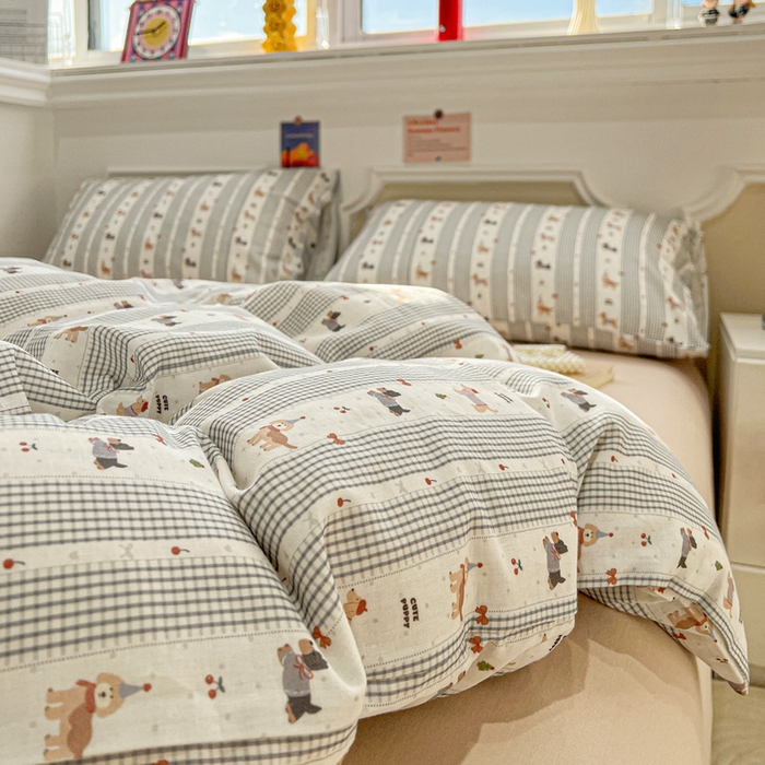 91家纺网 家纺一手货源 找家纺 亿梵家居 2025新款A类母婴级有氧全棉纯棉双层纱纯棉印花四件套-叠拍图浅条小狗