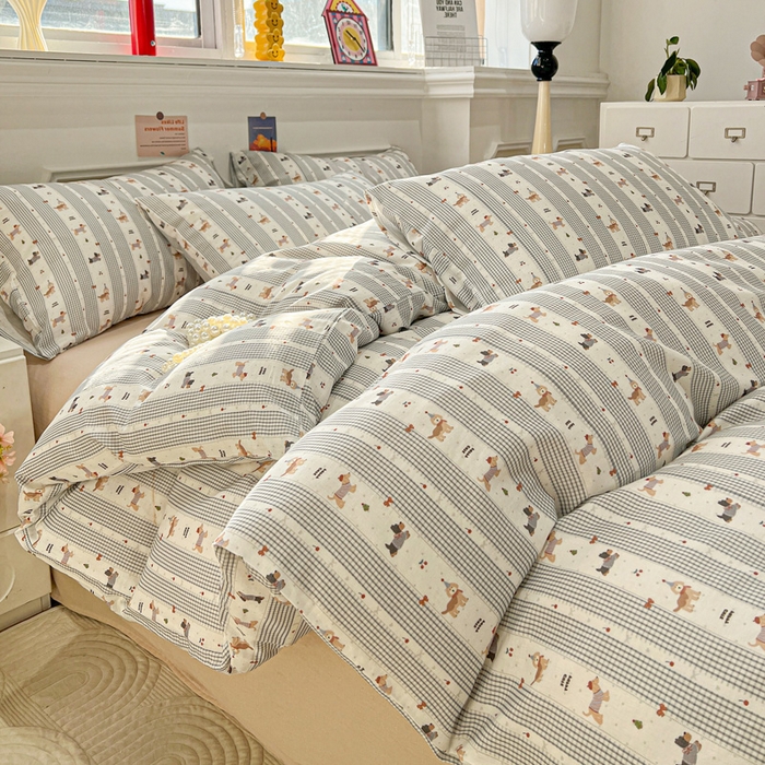 91家纺网 家纺一手货源 找家纺 亿梵家居 2025新款A类母婴级有氧全棉纯棉双层纱纯棉印花四件套-叠拍图浅条小狗