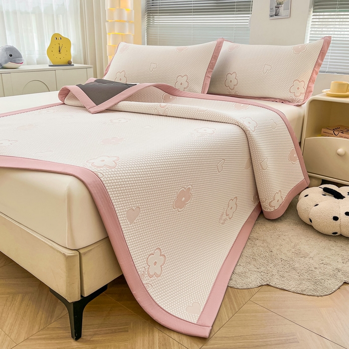 91家纺网 家纺一手货源 找家纺 凯罗 2026新款可水洗凉豆豆夏季席子凉席三件套 花儿朵朵--浅粉