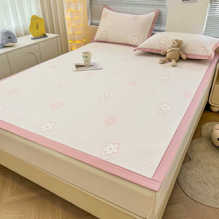 91家纺网 家纺一手货源 找家纺 凯罗 2026新款可水洗凉豆豆夏季席子凉席三件套 花儿朵朵--浅粉