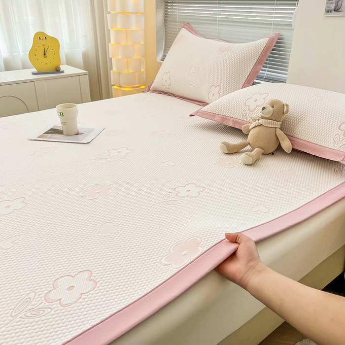 91家纺网 家纺一手货源 找家纺 凯罗 2026新款可水洗凉豆豆夏季席子凉席三件套 花儿朵朵--浅粉