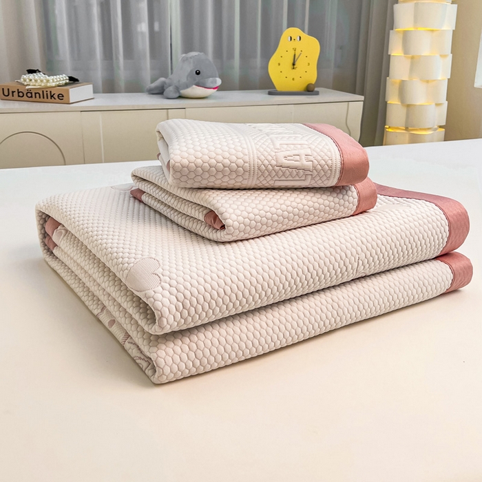 91家纺网 家纺一手货源 找家纺 凯罗 2026新款可水洗凉豆豆夏季席子凉席三件套 花儿朵朵--浅粉