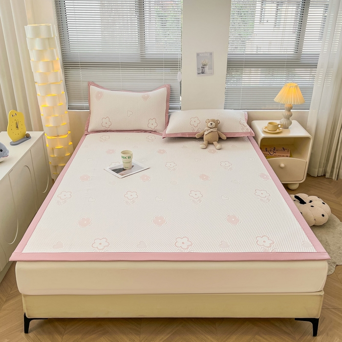 91家纺网 家纺一手货源 找家纺 凯罗 2026新款可水洗凉豆豆夏季席子凉席三件套 花儿朵朵--浅粉