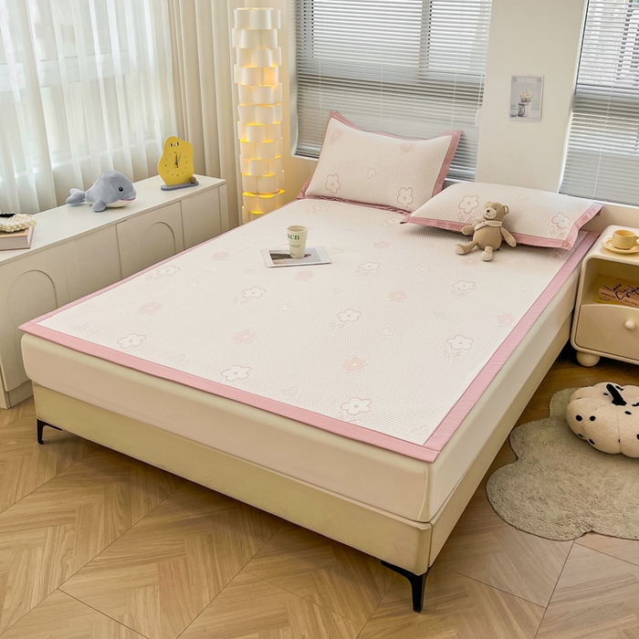 91家纺网 家纺一手货源 找家纺 凯罗 2026新款可水洗凉豆豆夏季席子凉席三件套 花儿朵朵--浅粉