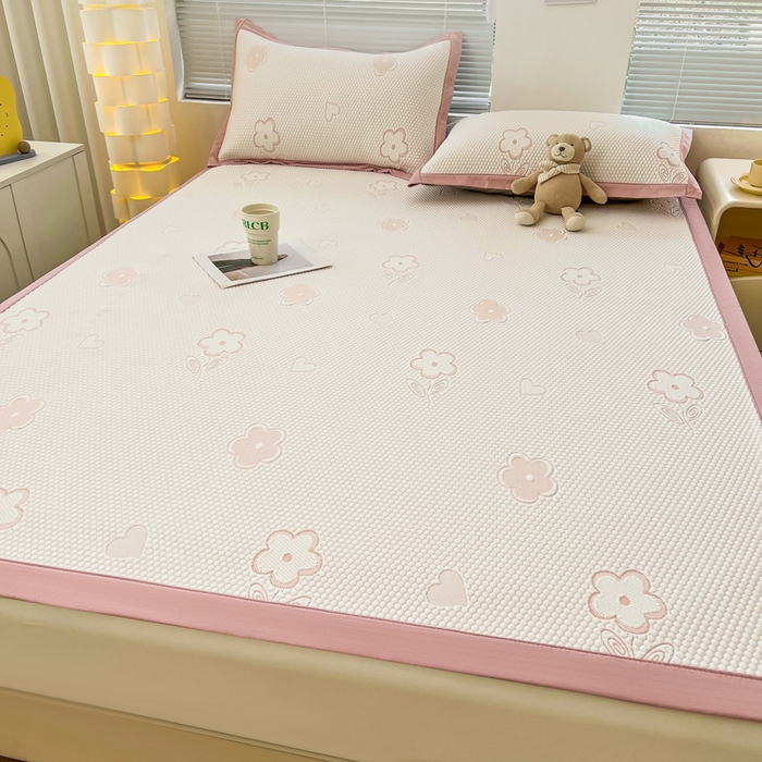 91家纺网 家纺一手货源 找家纺 凯罗 2026新款可水洗凉豆豆夏季席子凉席三件套 花儿朵朵--浅粉