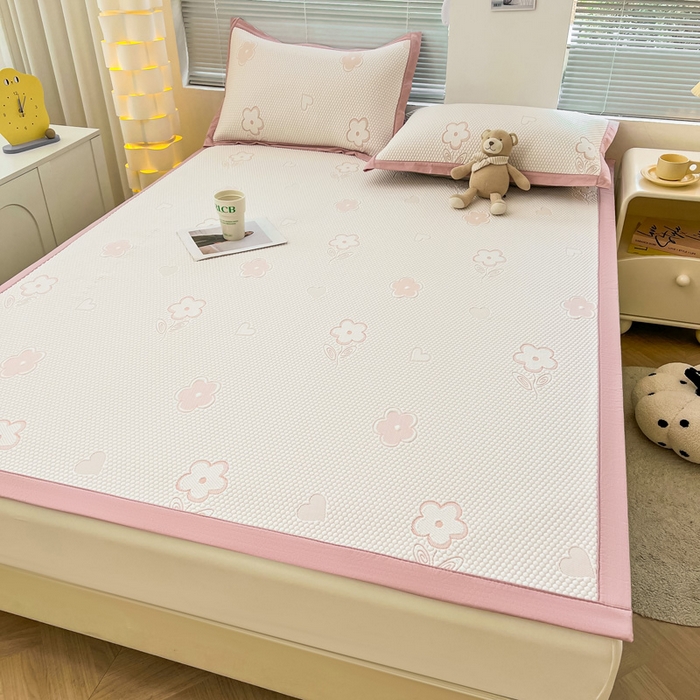 91家纺网 家纺一手货源 找家纺 凯罗 2026新款可水洗凉豆豆夏季席子凉席三件套 花儿朵朵--浅粉