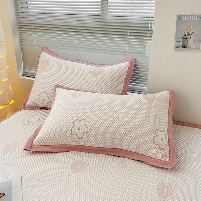 91家纺网 家纺一手货源 找家纺 凯罗 2026新款可水洗凉豆豆夏季席子凉席三件套 花儿朵朵--浅粉