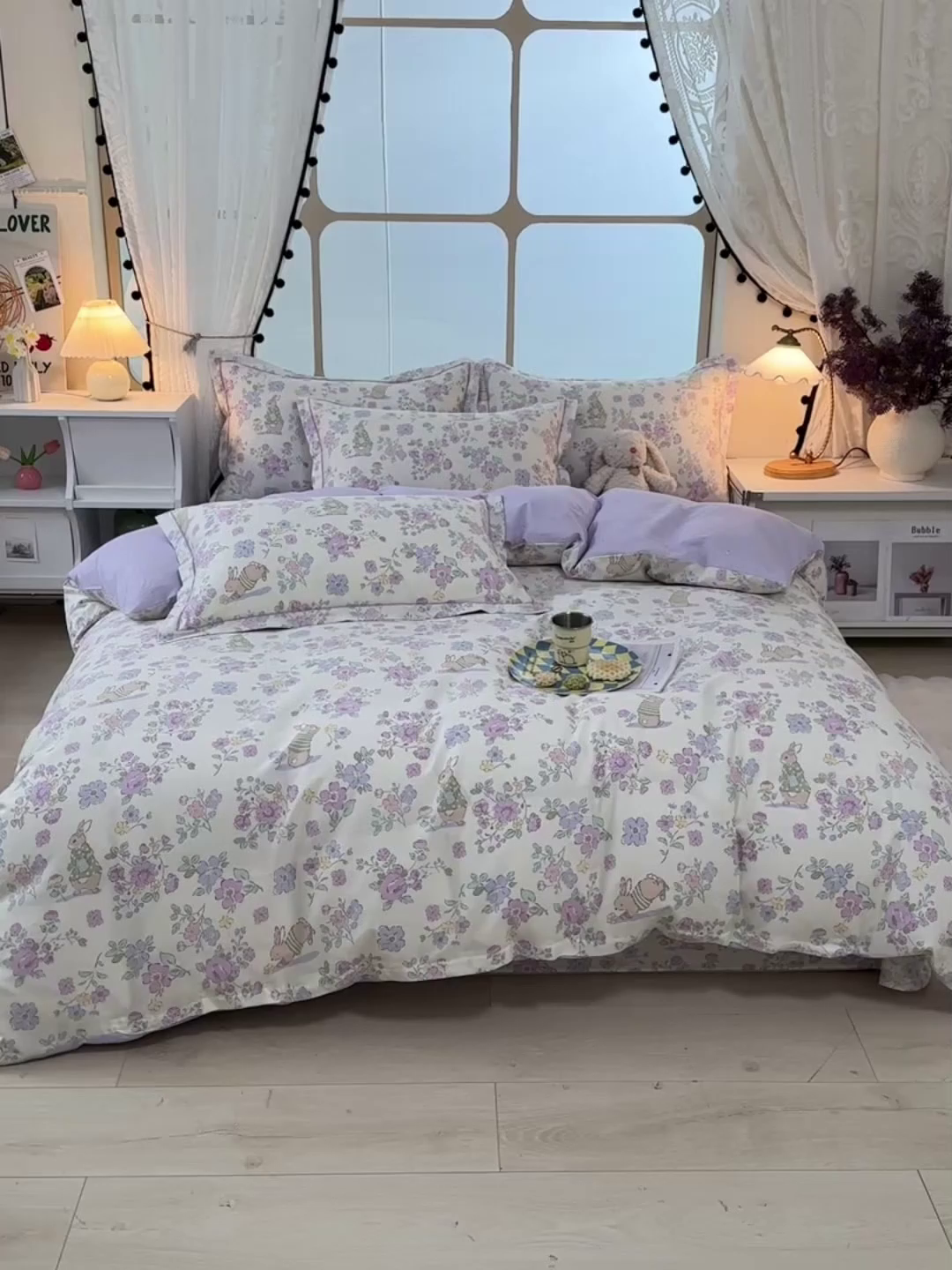 91家纺网 家纺一手货源 找家纺 绘萱家居 2026直播爆款一字绣吊边款纯棉100%全棉四件套印花百分百（喷气高品质） 紫樱小兔