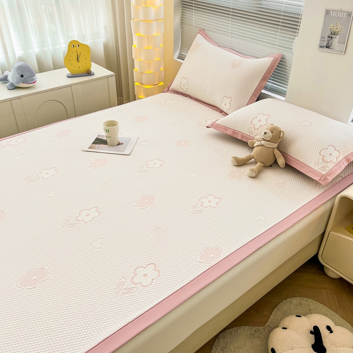 91家纺网 家纺一手货源 找家纺 凯罗 2026新款可水洗凉豆豆夏季席子凉席三件套 花儿朵朵--浅粉