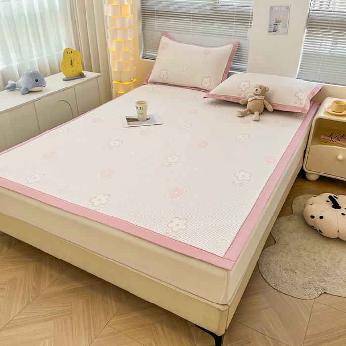 91家纺网 家纺一手货源 找家纺 凯罗 2026新款可水洗凉豆豆夏季席子凉席三件套 花儿朵朵--浅粉