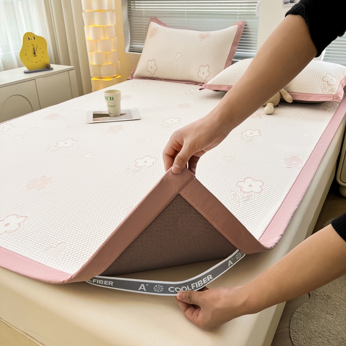 91家纺网 家纺一手货源 找家纺 凯罗 2026新款可水洗凉豆豆夏季席子凉席三件套 花儿朵朵--浅粉