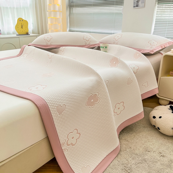 91家纺网 家纺一手货源 找家纺 凯罗 2026新款可水洗凉豆豆夏季席子凉席三件套 花儿朵朵--浅粉