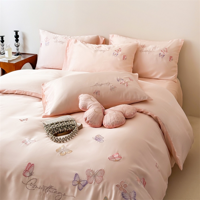 91家纺网 家纺一手货源 找家纺 绒棉世家 2026新款100%莱赛尔天丝面料刺绣四件套-蝶引系列 蝶引-粉